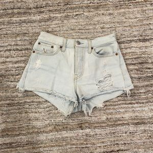 Light Wash Levi Shorts